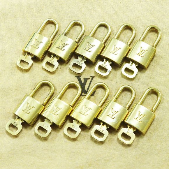 Authentic LOUIS VUITTON LV 10 SET PADLOCK KEY BAG CHARM CADENA GOLD PLATED - Picture 1 of 4